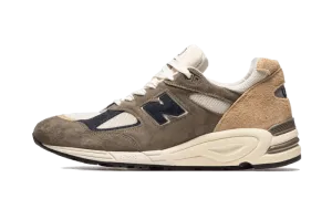New Balance 990 V2 MiUSA Grey Tan New Balance 9060 Women Sea Salt
