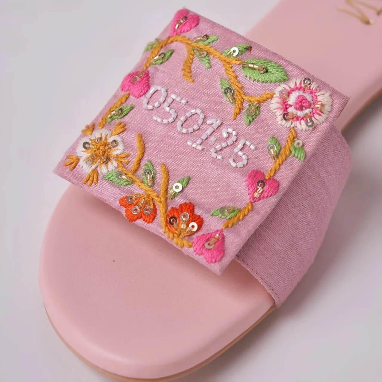 Customizable Bride-to-Be Sliders - Wedding favours Lightweight Travel Slippers