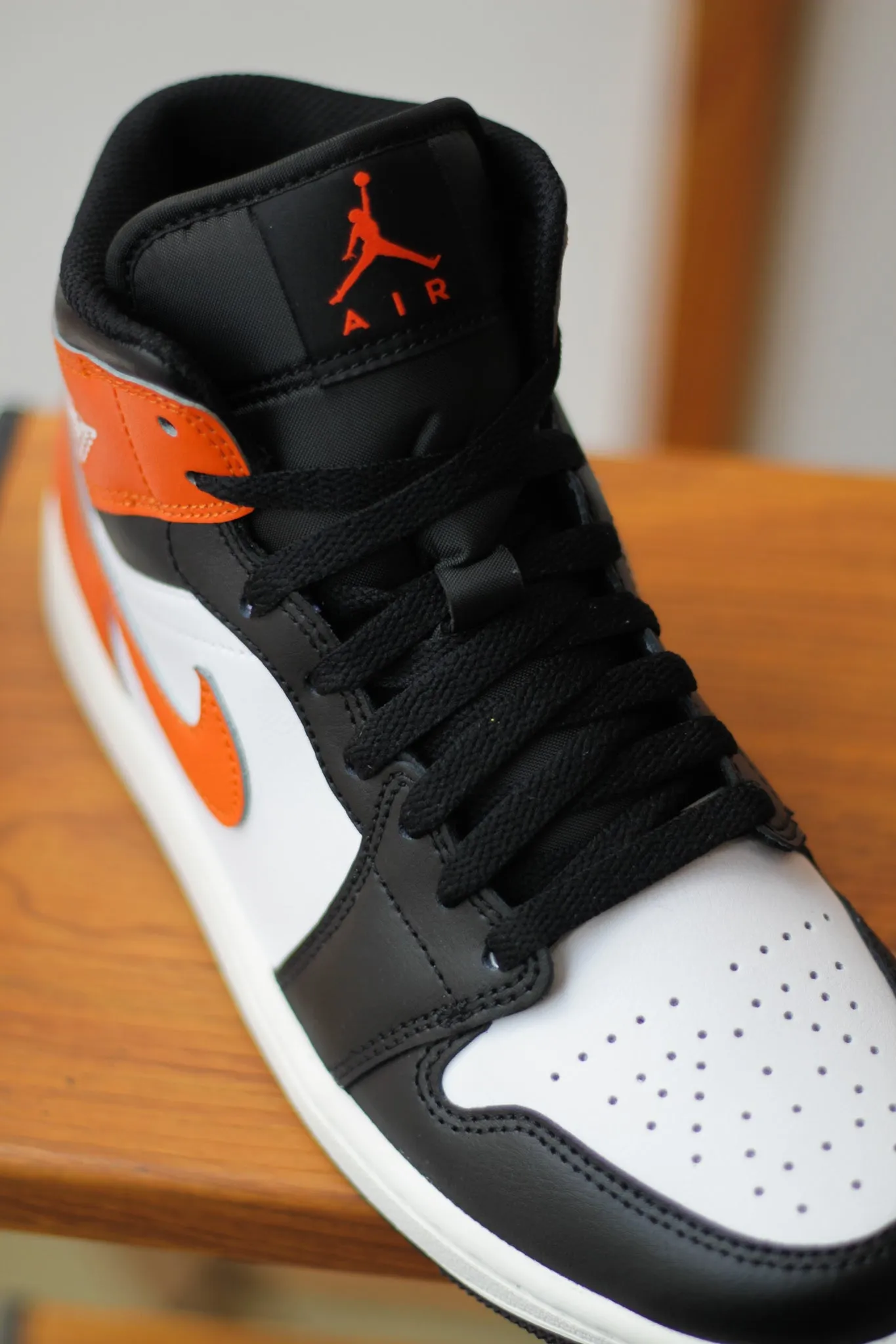 AIR JORDAN 1 MID "STARFISH/BLACK-WHITE-SAIL" Nike Treadmill Shoes