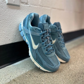 Nike Zoom Vomero 5 Nike Janoski Shoe