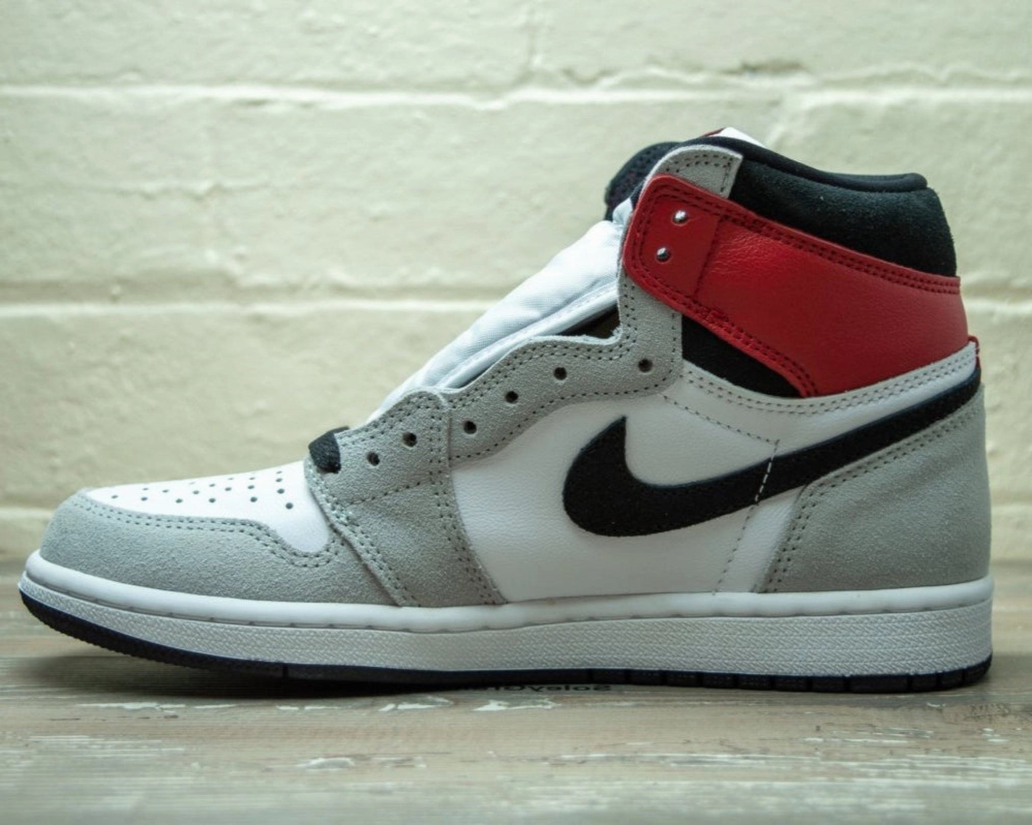 Nike Classic Soccer Shoes Nike Air Jordan 1 Retro High Light Smoke Grey 555088 126