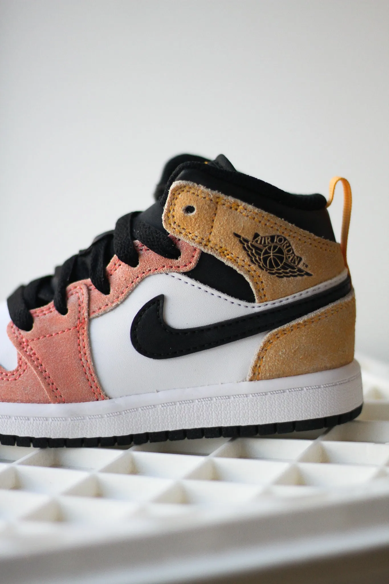 Smart Casual Dress Shoes JORDAN 1 MID SE (PS) "MAGIC EMBER"
