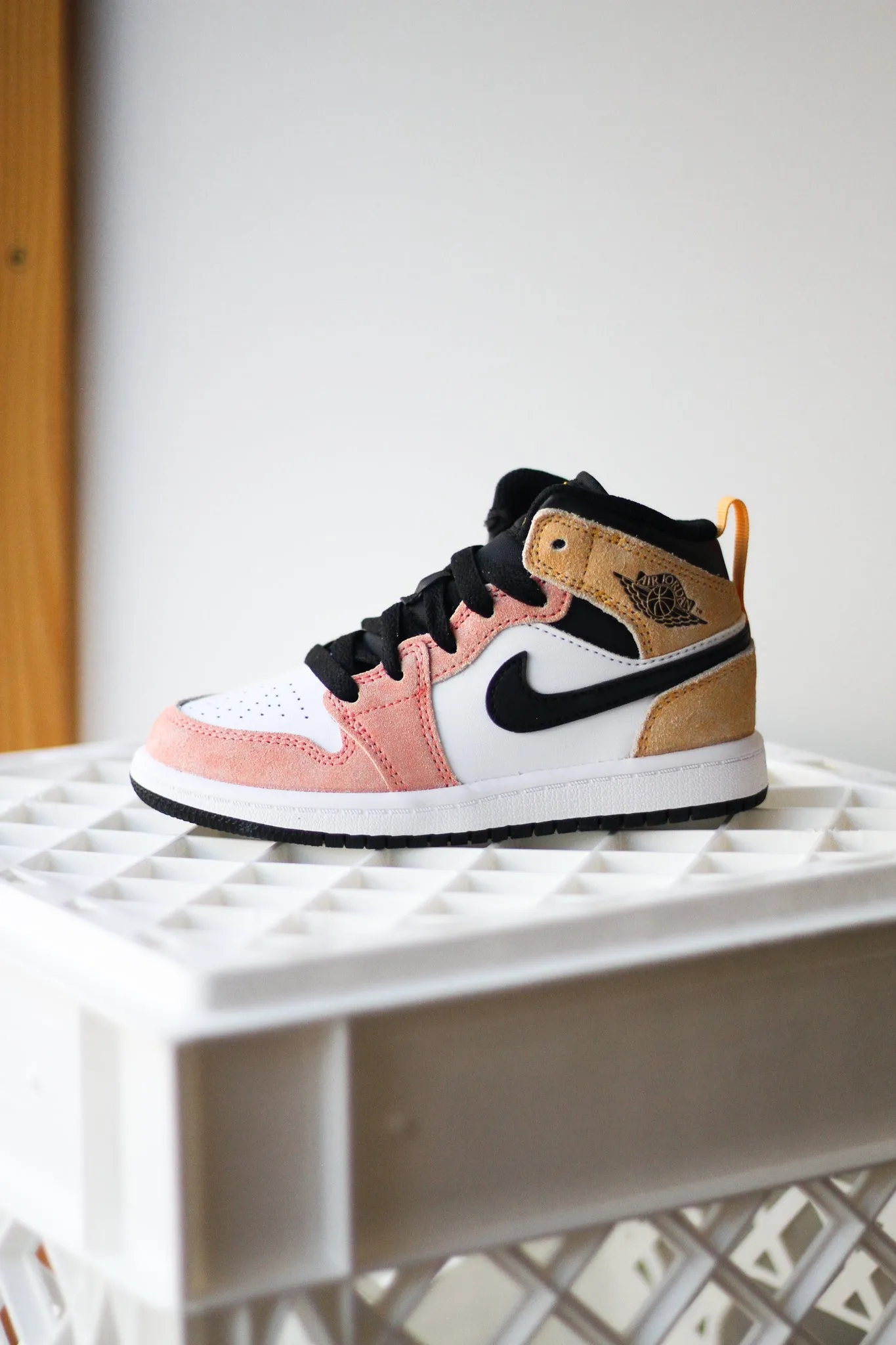 80 Casuals Shoes JORDAN 1 MID SE (PS) "MAGIC EMBER"