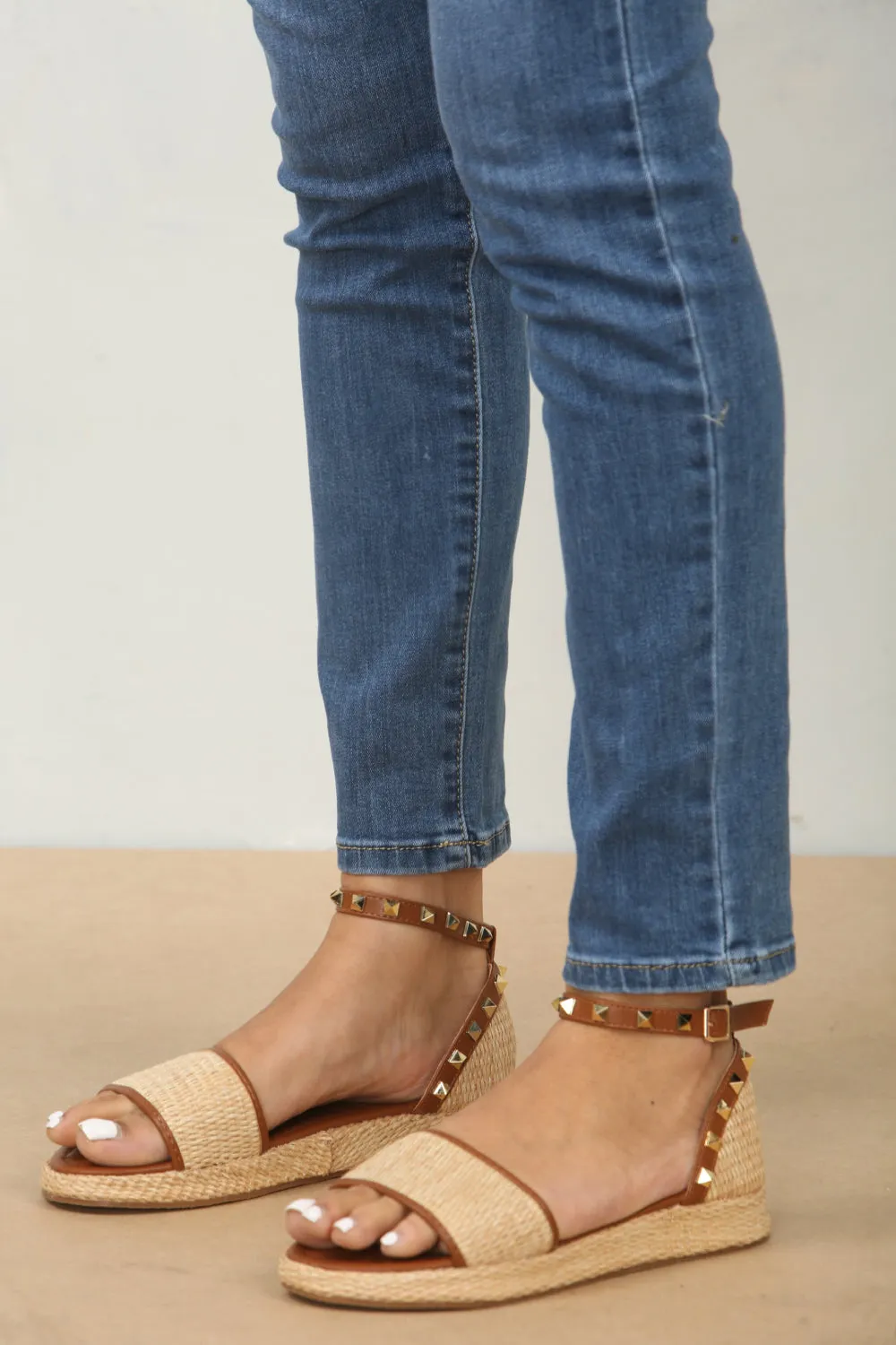 Slippers Footjob STUDDED RAFFIA CLOSED BACK ANKLE STRAP SANDALS IN TAN